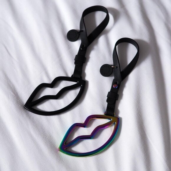 Kendall + Kylie Metal Lip Bag Charm Keychain - Matte Black colour only - Picture 2 of 3